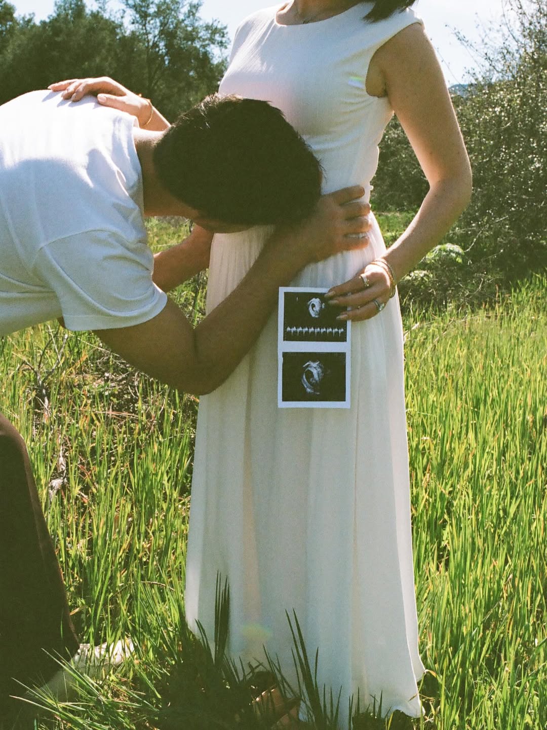 Тейлор Лотнер и его жена Тэй показывают снимки УЗИ